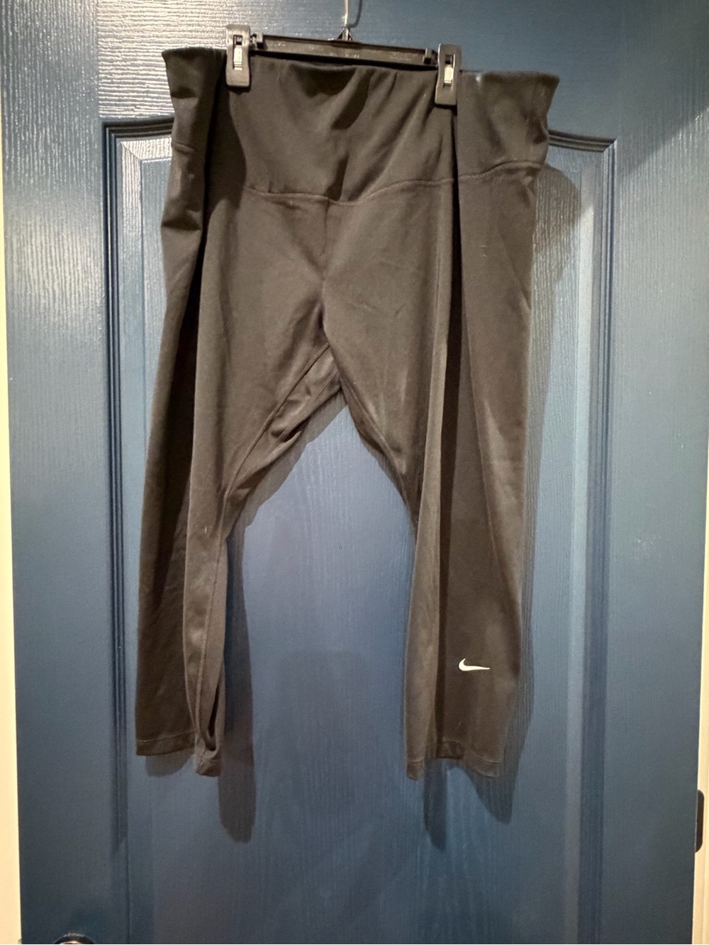 Nike Black Cropped Athletic Leggings with Swoosh